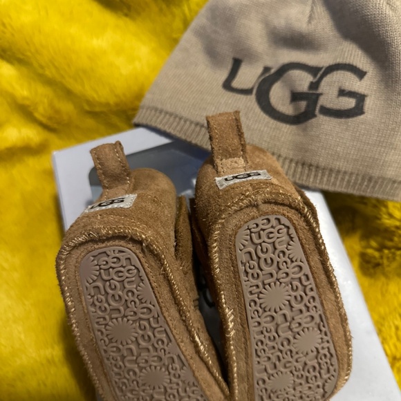 Baby Ugg Neumel with Matching Beanie - Picture 2 of 5